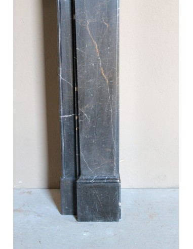 Caminetto "Cannelure" minimalista dalle linee pulite, decise, eleganti, scolpito in finissimo marmo Nero Noir Saint Laurent.