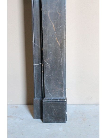 Caminetto "Cannelure" minimalista dalle linee pulite, decise, eleganti, scolpito in finissimo marmo Nero Noir Saint Laurent.