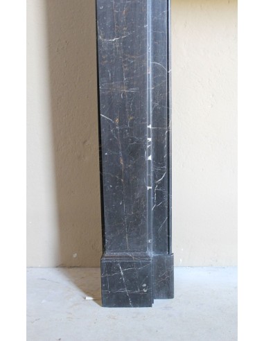 Caminetto "Cannelure" minimalista dalle linee pulite, decise, eleganti, scolpito in finissimo marmo Nero Noir Saint Laurent.