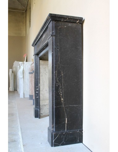 Caminetto "Cannelure" minimalista dalle linee pulite, decise, eleganti, scolpito in finissimo marmo Nero Noir Saint Laurent.