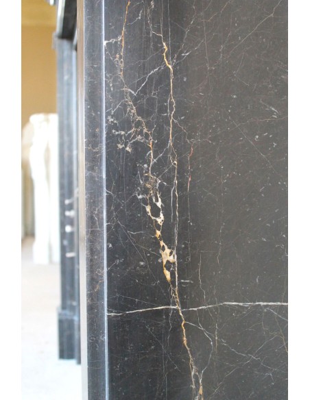 Caminetto "Cannelure" minimalista dalle linee pulite, decise, eleganti, scolpito in finissimo marmo Nero Noir Saint Laurent.