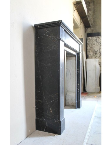 Caminetto "Cannelure" minimalista dalle linee pulite, decise, eleganti, scolpito in finissimo marmo Nero Noir Saint Laurent.