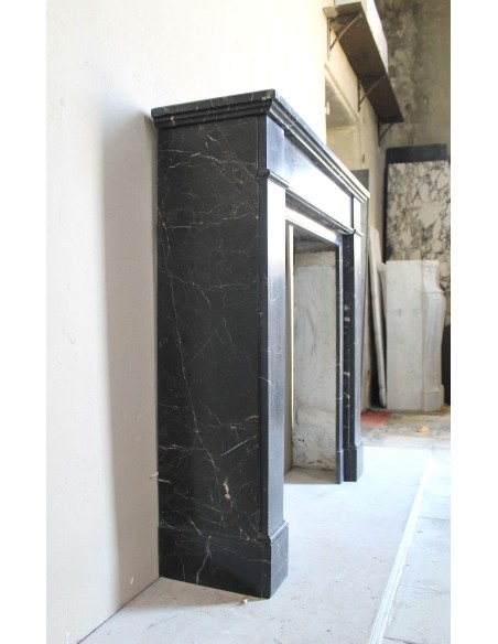 Caminetto "Cannelure" minimalista dalle linee pulite, decise, eleganti, scolpito in finissimo marmo Nero Noir Saint Laurent.