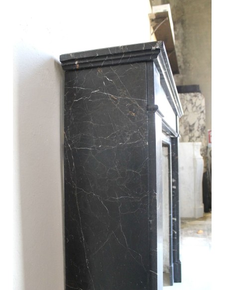 Caminetto "Cannelure" minimalista dalle linee pulite, decise, eleganti, scolpito in finissimo marmo Nero Noir Saint Laurent.