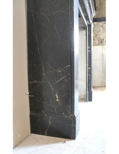 Caminetto "Cannelure" minimalista dalle linee pulite, decise, eleganti, scolpito in finissimo marmo Nero Noir Saint Laurent.