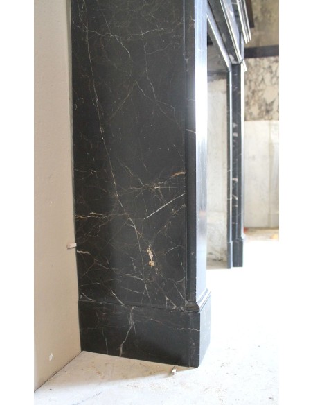 Caminetto "Cannelure" minimalista dalle linee pulite, decise, eleganti, scolpito in finissimo marmo Nero Noir Saint Laurent.