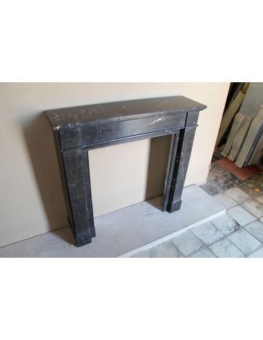 Caminetto "Cannelure" minimalista dalle linee pulite, decise, eleganti, scolpito in finissimo marmo Nero Noir Saint Laurent.