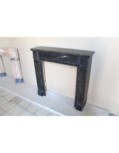 Caminetto "Cannelure" minimalista dalle linee pulite, decise, eleganti, scolpito in finissimo marmo Nero Noir Saint Laurent.