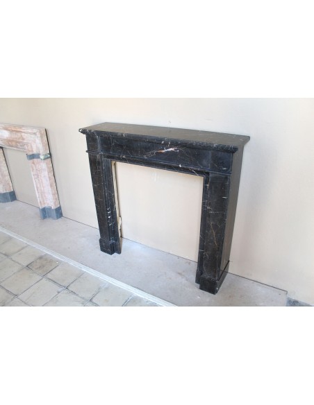 Caminetto "Cannelure" minimalista dalle linee pulite, decise, eleganti, scolpito in finissimo marmo Nero Noir Saint Laurent.