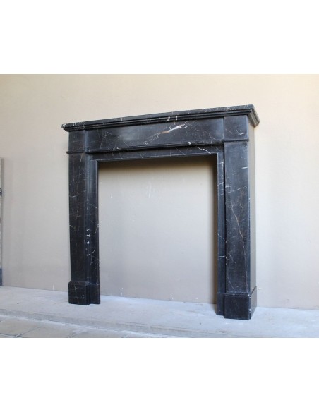 Caminetto "Cannelure" minimalista dalle linee pulite, decise, eleganti, scolpito in finissimo marmo Nero Noir Saint Laurent.