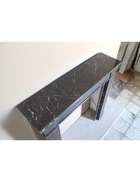 Caminetto "Cannelure" minimalista dalle linee pulite, decise, eleganti, scolpito in finissimo marmo Nero Noir Saint Laurent.