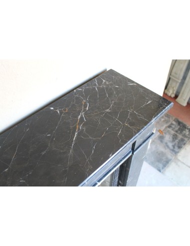 Caminetto "Cannelure" minimalista dalle linee pulite, decise, eleganti, scolpito in finissimo marmo Nero Noir Saint Laurent.