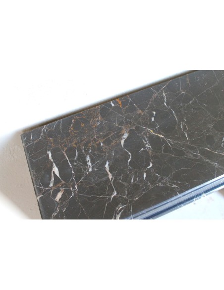 Caminetto "Cannelure" minimalista dalle linee pulite, decise, eleganti, scolpito in finissimo marmo Nero Noir Saint Laurent.