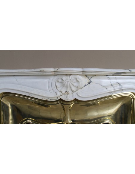 Eccezionale camino Luigi XV "Trois Coquilles" in raro ed affascinante marmo Paonazzetto con controcuore dorato d'origine.