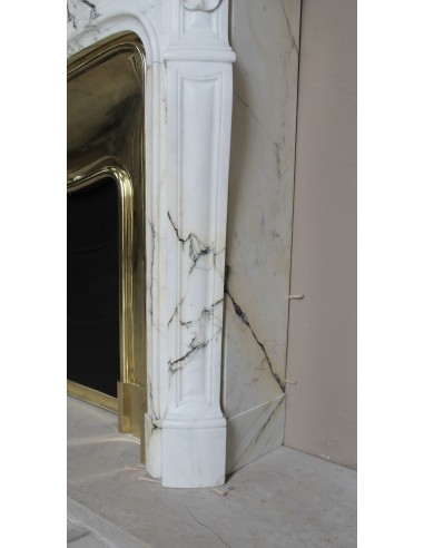 Eccezionale camino Luigi XV "Trois Coquilles" in raro ed affascinante marmo Paonazzetto con controcuore dorato d'origine.