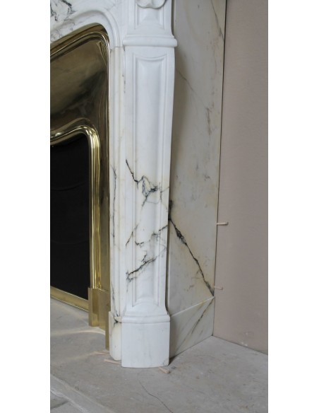 Eccezionale camino Luigi XV "Trois Coquilles" in raro ed affascinante marmo Paonazzetto con controcuore dorato d'origine.