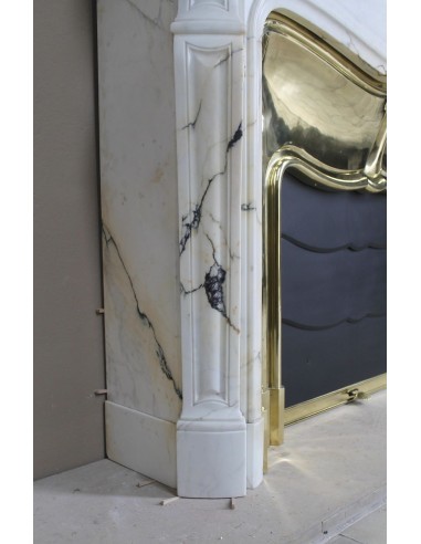 Eccezionale camino Luigi XV "Trois Coquilles" in raro ed affascinante marmo Paonazzetto con controcuore dorato d'origine.