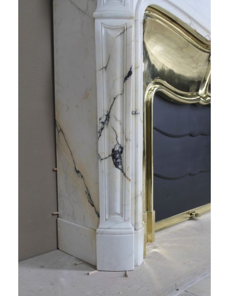 Eccezionale camino Luigi XV "Trois Coquilles" in raro ed affascinante marmo Paonazzetto con controcuore dorato d'origine.