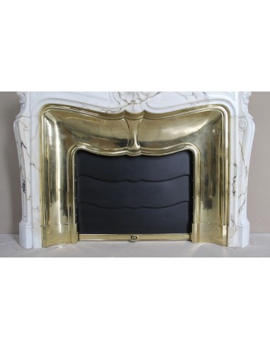 Eccezionale camino Luigi XV "Trois Coquilles" in raro ed affascinante marmo Paonazzetto con controcuore dorato d'origine.