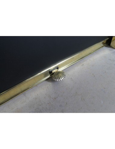 Eccezionale camino Luigi XV "Trois Coquilles" in raro ed affascinante marmo Paonazzetto con controcuore dorato d'origine.