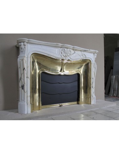 Eccezionale camino Luigi XV "Trois Coquilles" in raro ed affascinante marmo Paonazzetto con controcuore dorato d'origine.