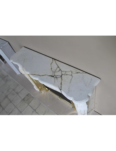 Eccezionale camino Luigi XV "Trois Coquilles" in raro ed affascinante marmo Paonazzetto con controcuore dorato d'origine.