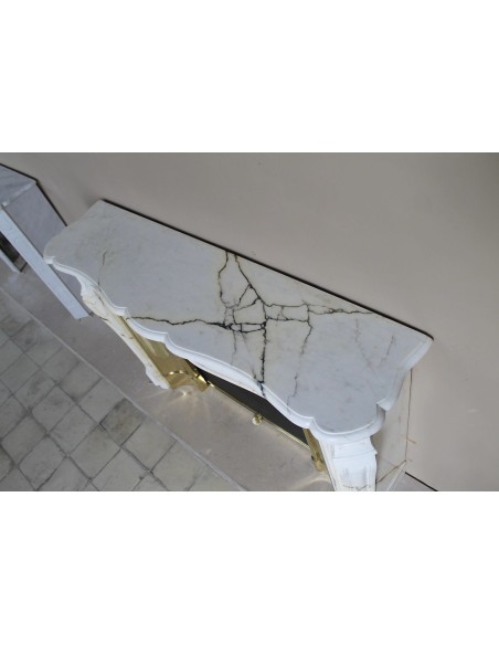 Eccezionale camino Luigi XV "Trois Coquilles" in raro ed affascinante marmo Paonazzetto con controcuore dorato d'origine.