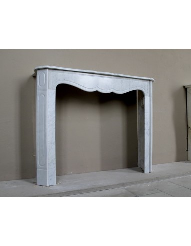 Antico ed originale camino Pompadour Plat in marmo Bianco Carrara proposto in offerta a prezzo basso, scontatissimo.