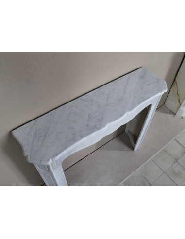 Antico ed originale camino Pompadour Plat in marmo Bianco Carrara proposto in offerta a prezzo basso, scontatissimo.