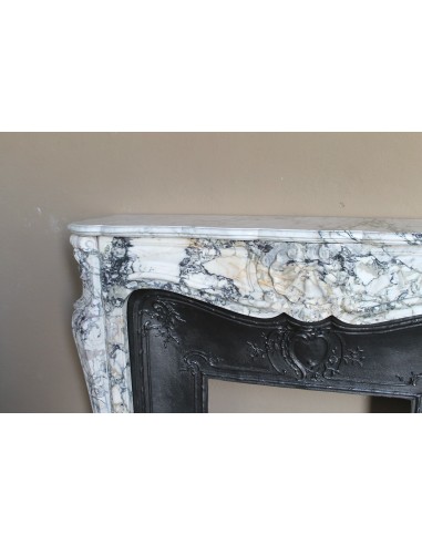 Camino antico barocco scolpito in raro ed elegantissimo marmo Calacatta Gold, con venature oro su fondo bianco.