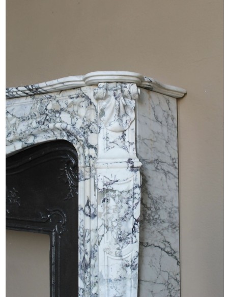 Camino antico barocco scolpito in raro ed elegantissimo marmo Calacatta Gold, con venature oro su fondo bianco.