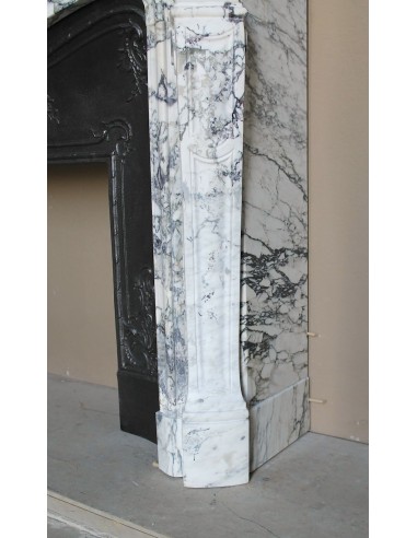 Camino antico barocco scolpito in raro ed elegantissimo marmo Calacatta Gold, con venature oro su fondo bianco.