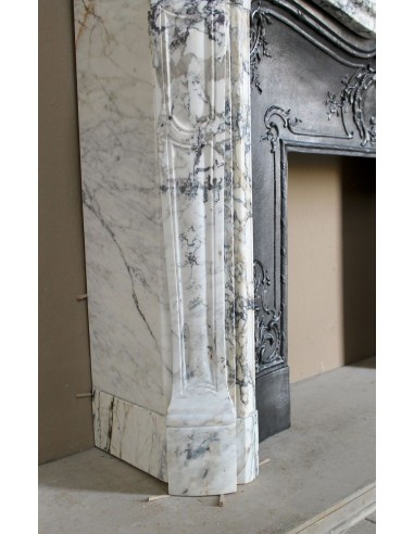 Camino antico barocco scolpito in raro ed elegantissimo marmo Calacatta Gold, con venature oro su fondo bianco.