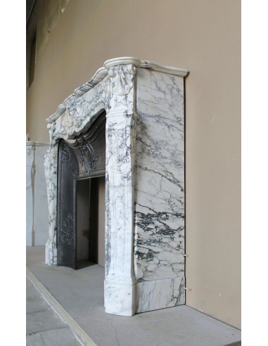 Camino antico barocco scolpito in raro ed elegantissimo marmo Calacatta Gold, con venature oro su fondo bianco.