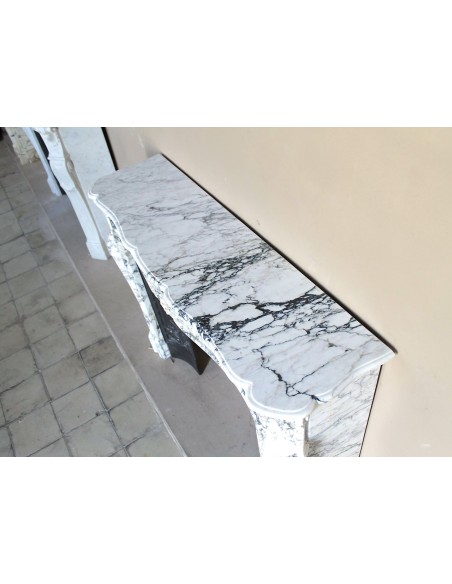 Camino antico barocco scolpito in raro ed elegantissimo marmo Calacatta Gold, con venature oro su fondo bianco.