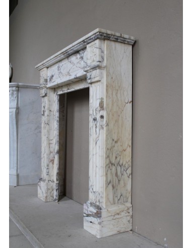 Camino neoclassico di piccola e graziosa taglia, scolpito in marmo Calacatta Oro Gold, con decori floreali.