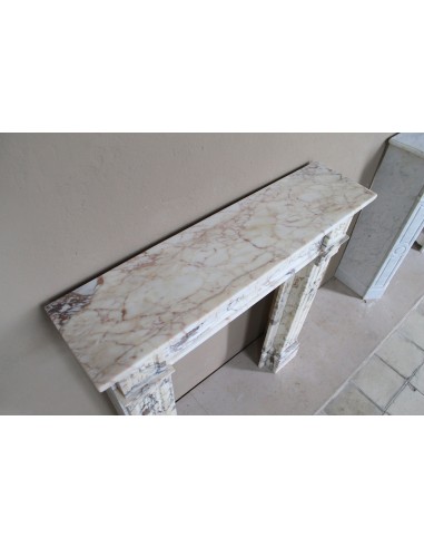 Camino neoclassico di piccola e graziosa taglia, scolpito in marmo Calacatta Oro Gold, con decori floreali.