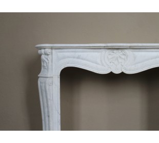 Camino Luigi XV "Trois Coquilles" in marmo bianco di Carrara, di stile barocco proposto in offerta ad un prezzo scontato. 2