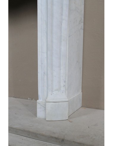 Camino Luigi XV "Trois Coquilles" in marmo bianco di Carrara, di stile barocco proposto in offerta ad un prezzo scontato.