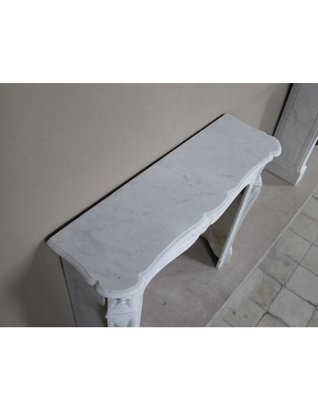 Camino Luigi XV "Trois Coquilles" in marmo bianco di Carrara, di stile barocco proposto in offerta ad un prezzo scontato.