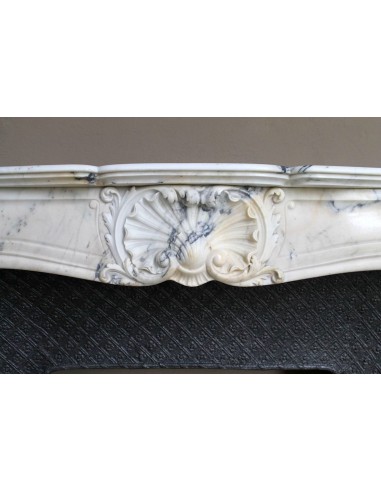 Camino barocco in marmo Calacatta Oro Gold provvisto di controcuore in ghisa d'arte originale