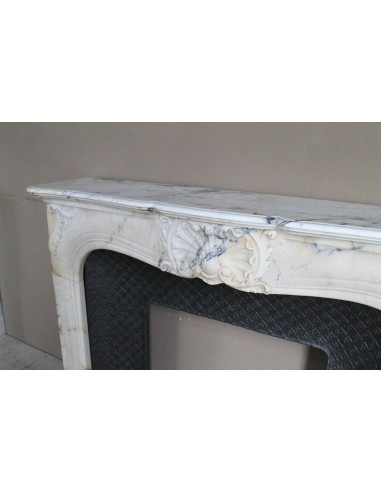 Camino barocco in marmo Calacatta Oro Gold provvisto di controcuore in ghisa d'arte originale