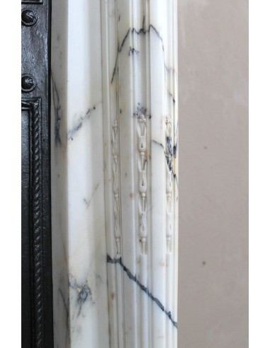 Camino neoclassico "Macaron" con elementi scultorei floreali, perlage, a colonna. Provvisto di controcuore in ghisa.