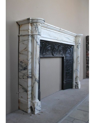 Camino neoclassico "Macaron" con elementi scultorei floreali, perlage, a colonna. Provvisto di controcuore in ghisa.