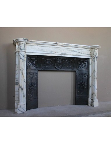 Camino neoclassico "Macaron" con elementi scultorei floreali, perlage, a colonna. Provvisto di controcuore in ghisa.