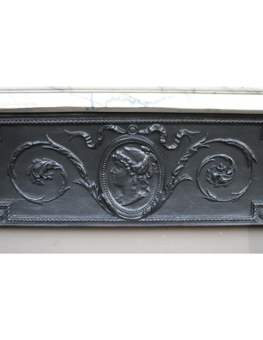 Camino neoclassico "Macaron" con elementi scultorei floreali, perlage, a colonna. Provvisto di controcuore in ghisa.