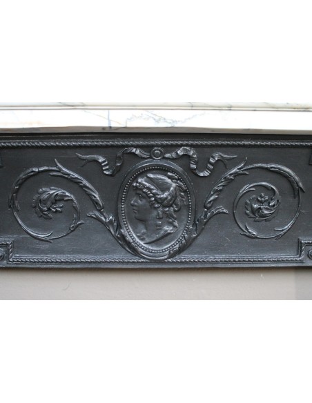 Camino neoclassico "Macaron" con elementi scultorei floreali, perlage, a colonna. Provvisto di controcuore in ghisa.