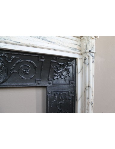 Camino neoclassico "Macaron" con elementi scultorei floreali, perlage, a colonna. Provvisto di controcuore in ghisa.