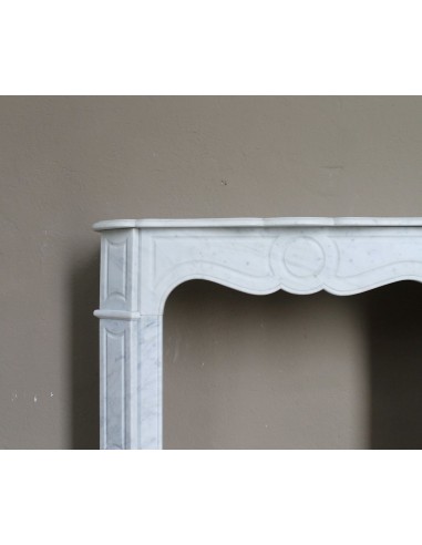 Piccolissimo e carinissimo caminetto antico Pompadour Plat scolpito in marmo Bianco Carrara.