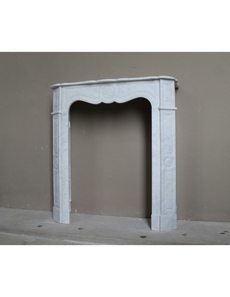 Piccolissimo e carinissimo caminetto antico Pompadour Plat scolpito in marmo Bianco Carrara.